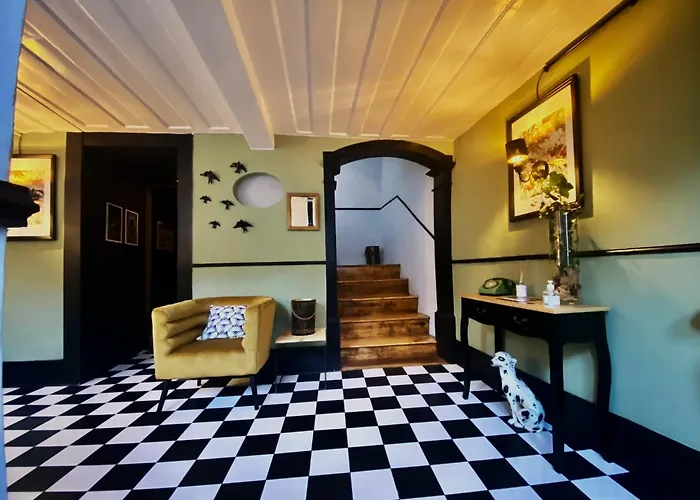 Inn Door 21 - Hostel & Suite