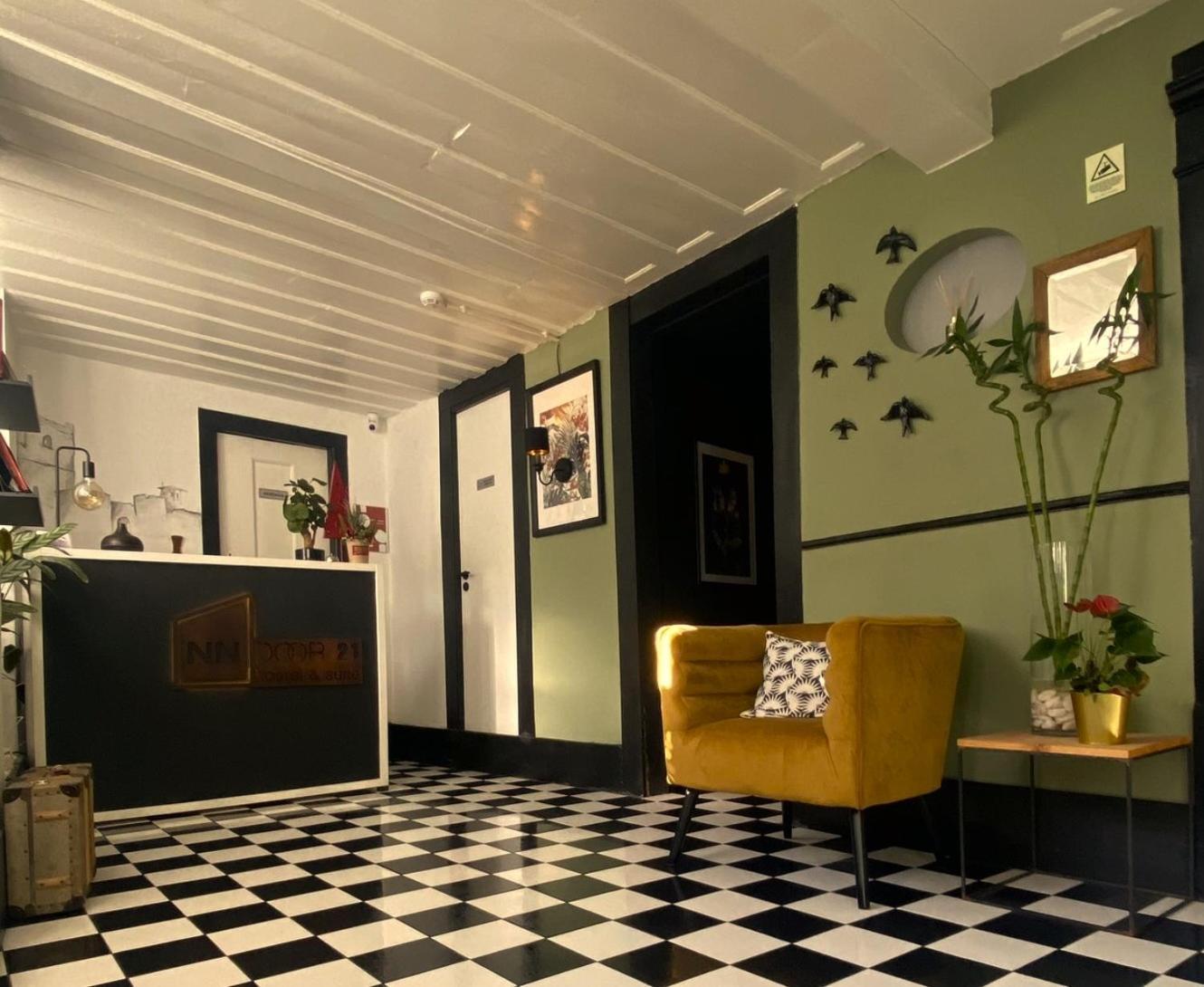 Albergue Door 21 - & *