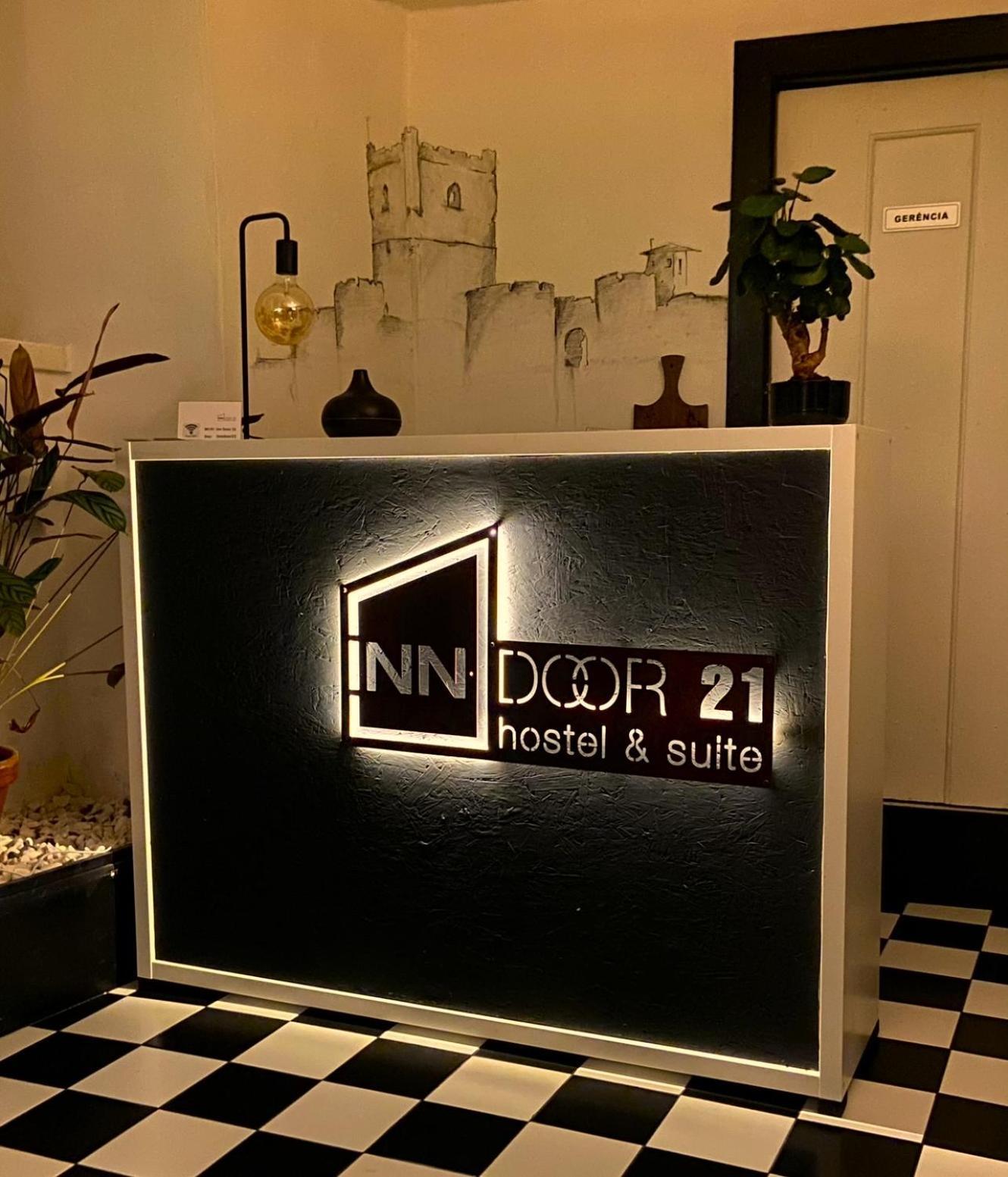 Albergue Door 21 - &